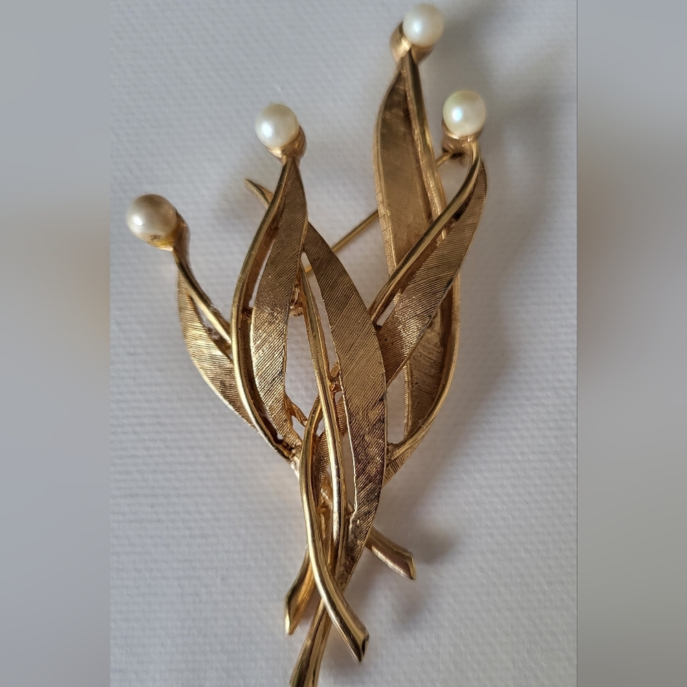 Vintage BOUCHER Goldtone Leaf Brooch with Pearls